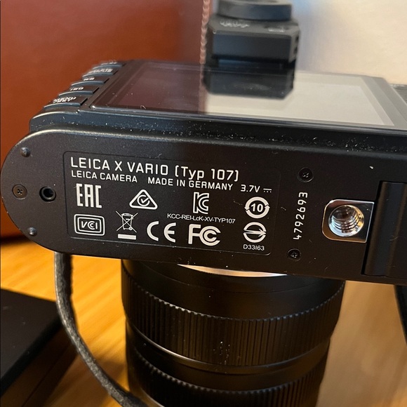 Leica X Vario Typ 107 Digital Camera with Camera Bag and multi country plugs - Picture 3 of 3